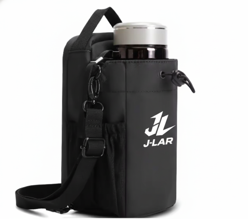Bolsa magnética J-LAR negra fijada al rack con botella de agua