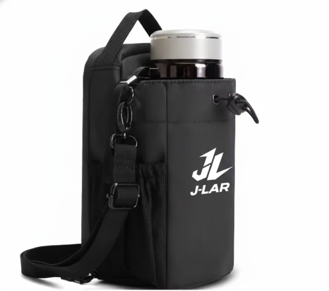 Bolsa magnética J-LAR negra fijada al rack con botella de agua